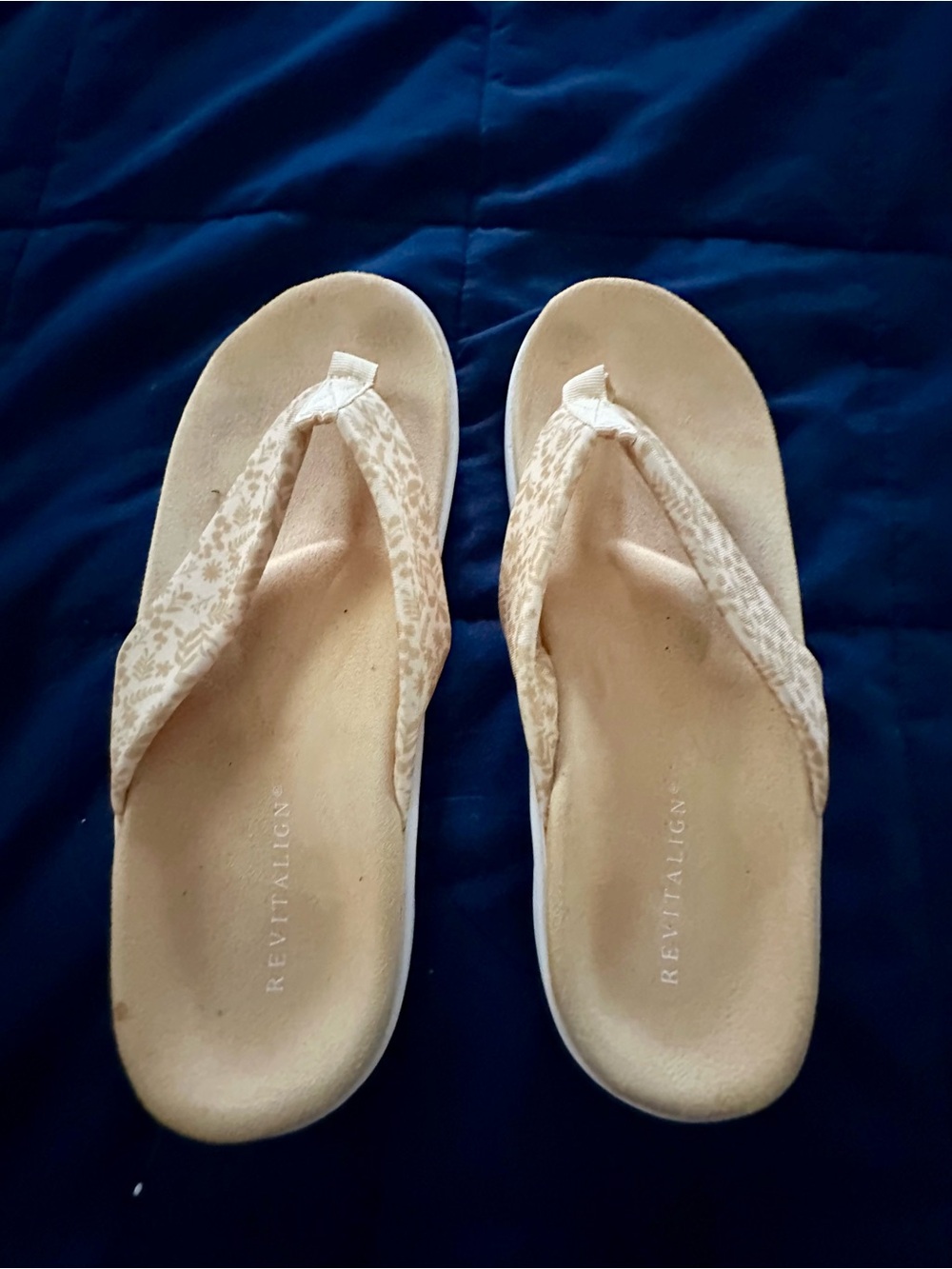 REVITALIGN Women's Cream Floral Strap Flip Sandals